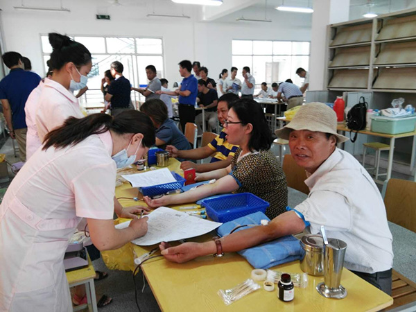 高邮中学教职员工参加无偿献血欢庆教师节_副本.jpg
