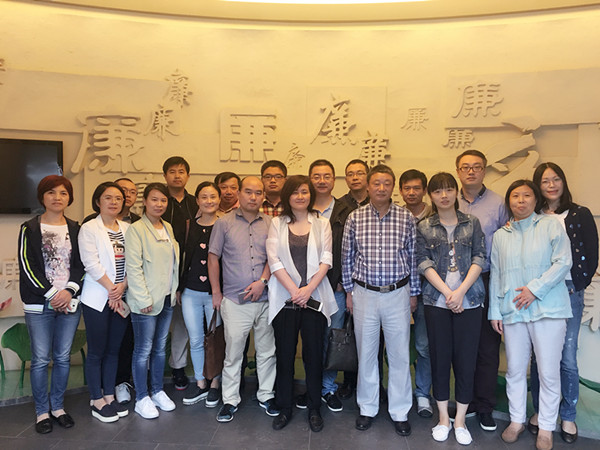 参观扬州市反腐倡廉成果展_副本.jpg