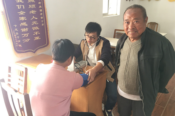 扬州市中心血站志愿者重阳节慰问敬老院2.jpg