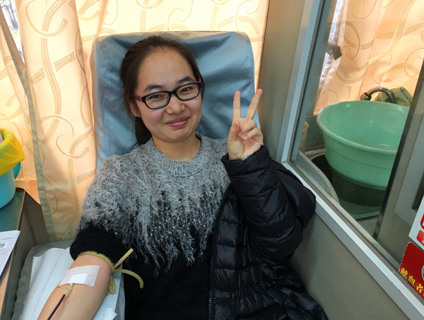 1480406909776336.jpg 扬大医学院同学无惧风雨放弃周末勇献热血.jpg