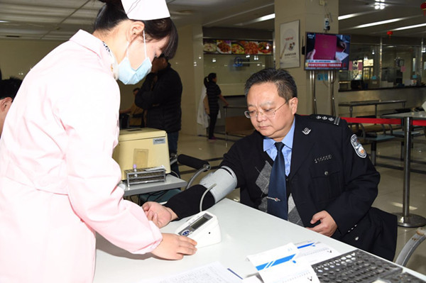 扬州市公安系统连续献血十一年 用热血筑起生命长城1.JPG