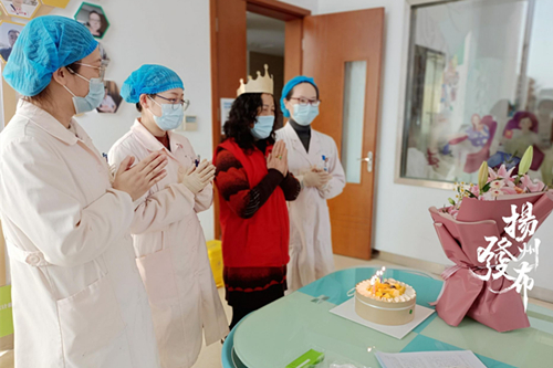 无偿献血10年，她用最后一次献血庆祝60岁生日 (2)_副本.jpg