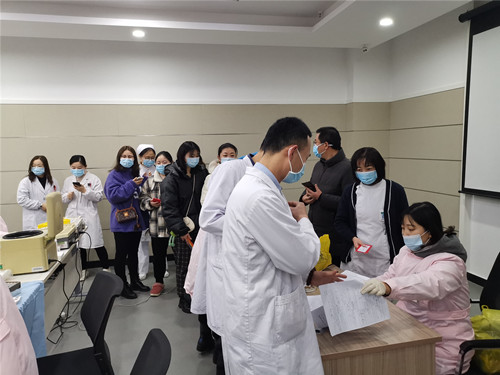 白衣执甲践初心 热血抗疫迎新春_副本.jpg