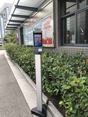 扬州市中心血站安装苏康码扫描一体机_副本.jpg