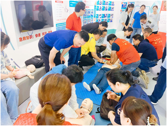 扬州市中心血站开展服务志愿者培训活动.jpg