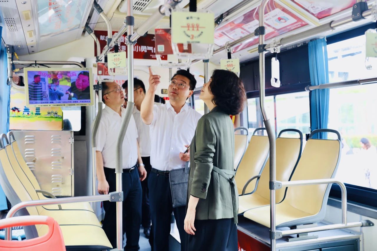 副市长刘流实地查看“热血号”公交车
