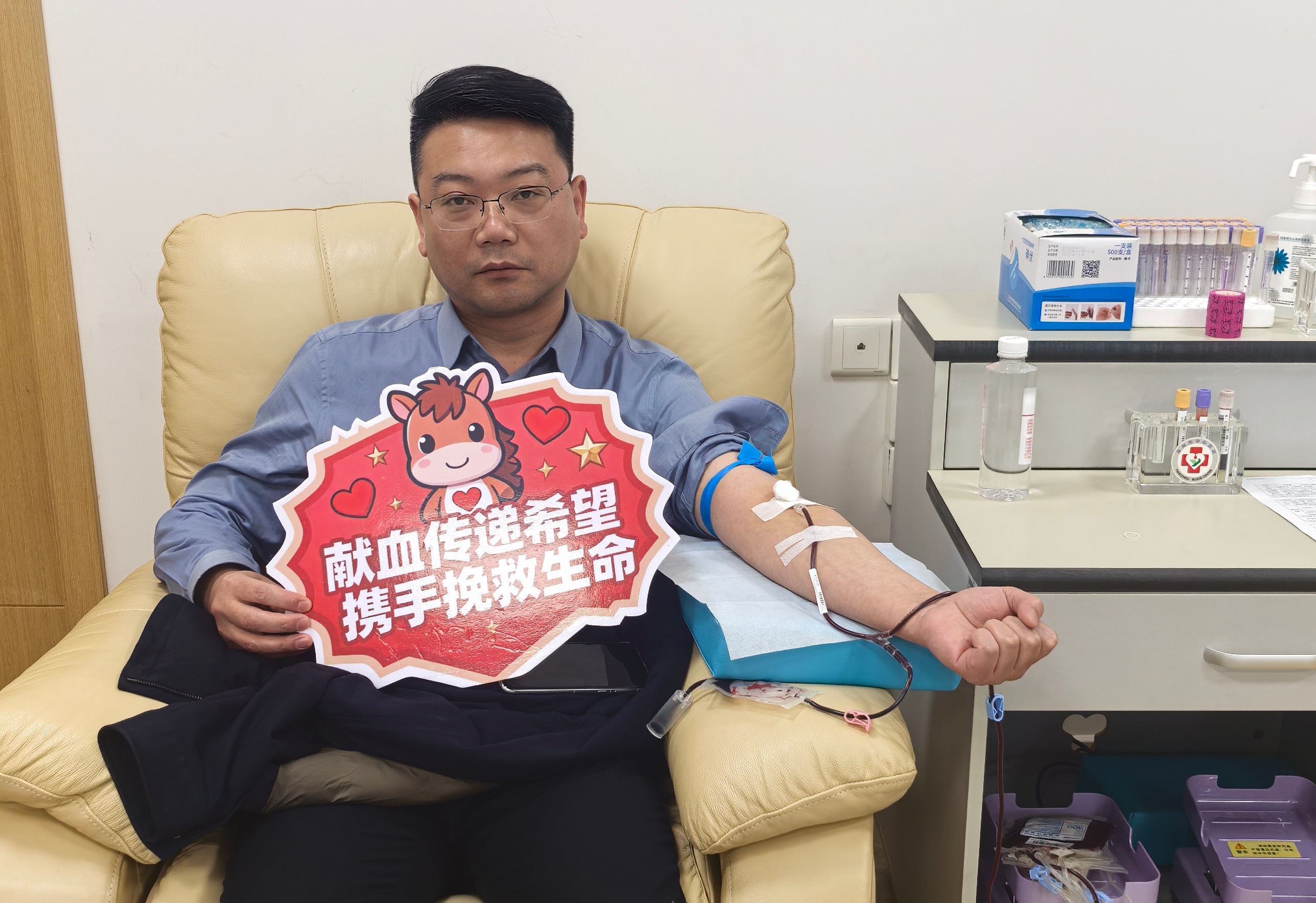 ⑨从“90后”到模范先锋,卫健人挽袖献血为生命护航1_副本 ⑨从“90后”到模范先锋,卫健人挽袖献血为生命护航1_副本