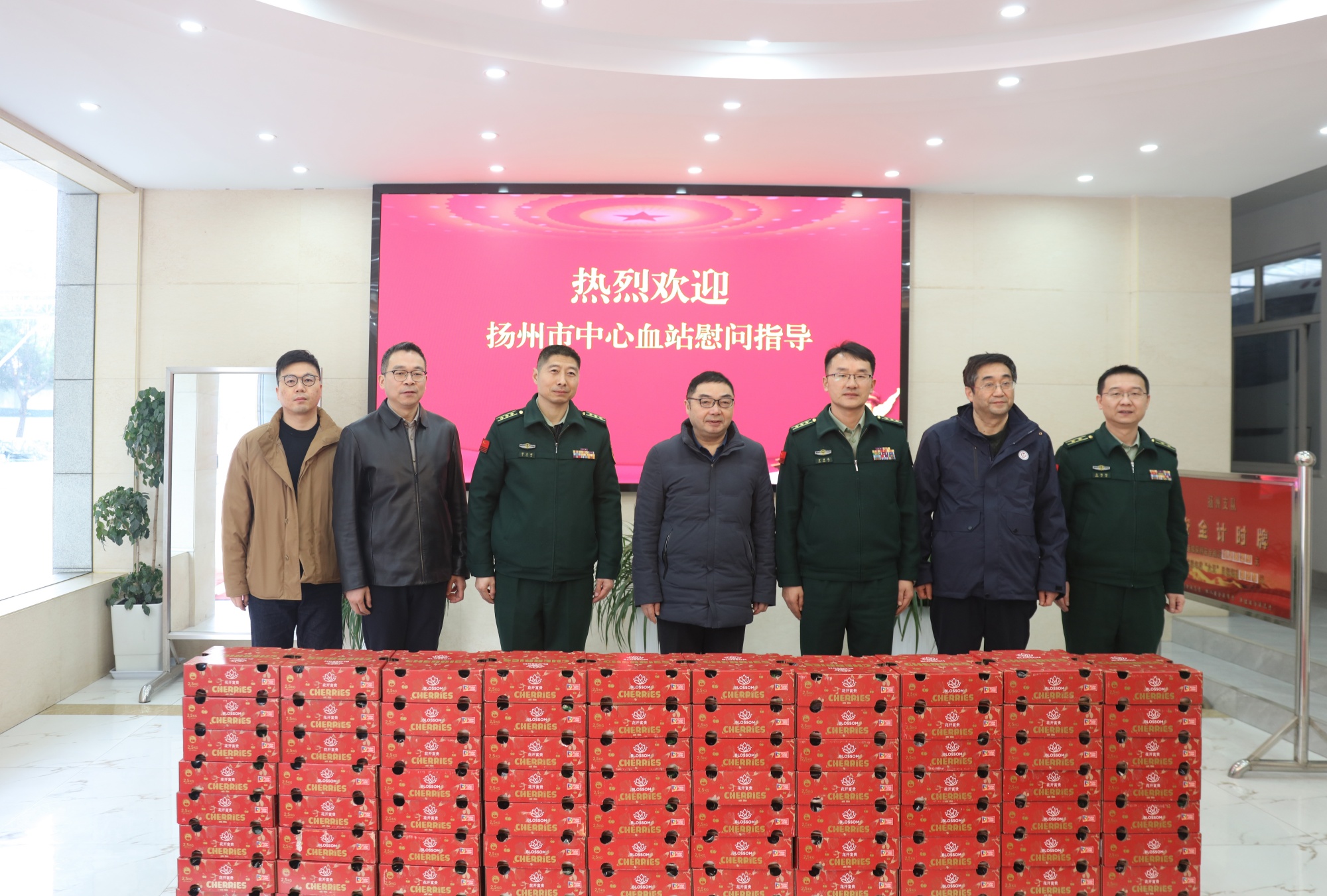 节前慰问武警官兵  共叙军民鱼水情深_副本